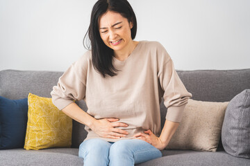 腹痛に悩む日本人女性