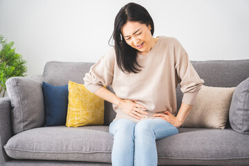腹痛に悩む日本人女性