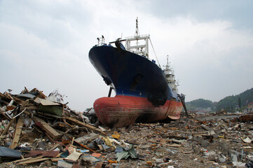 東日本大震災　津波で打ち上げられた船