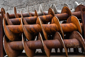 Rostige Erdbohrer auf einer Baustelle