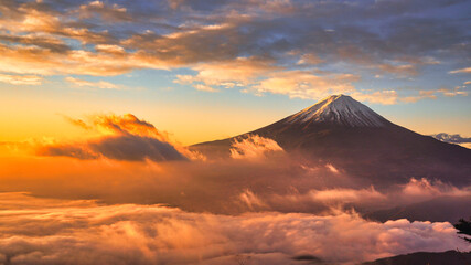 Fototapete 富士山に昇る朝日と太陽光線合成 Fototapeten San724
