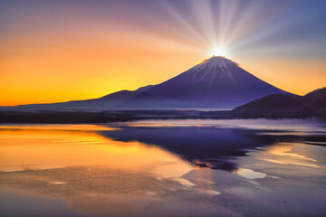 精進湖と富士山の日の出風景