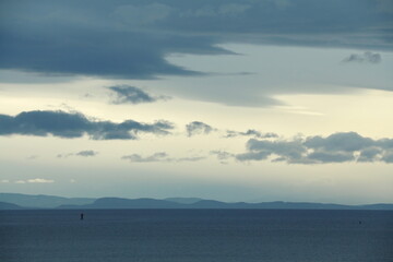 Obraz premium Sunset Over the White Rock waterfront
