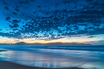 Obraz premium Sunrise seascape at the beach with haze and cloud