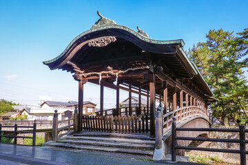 快晴の青空を背景に金刀比羅宮の鞘橋（香川県琴平町）