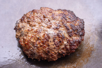 ハンバーグを焼く