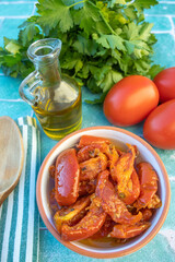 plat de tomates séchées sur une table	