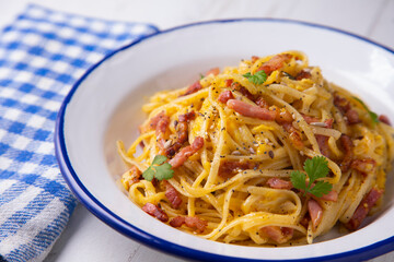 Espaguetis a la Cardinale traditional italian recipe.