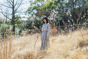 自然の中を散策する女性