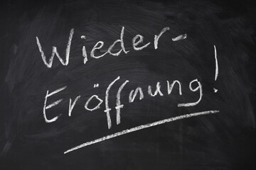 Wiedereröffnung in Handschrift auf Kreidetafel geschrieben