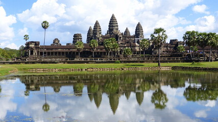 Fototapeta na wymiar Tempelanlage Angkor Wat spiegelt sich im Wasser, Kambodscha