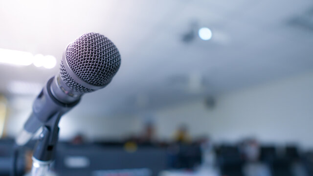Microphone use in classroom with  on study room ,select focus.