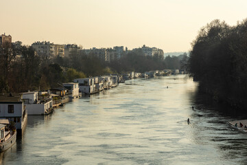 Île de Puteaux, bords de seine, péniches et aviron