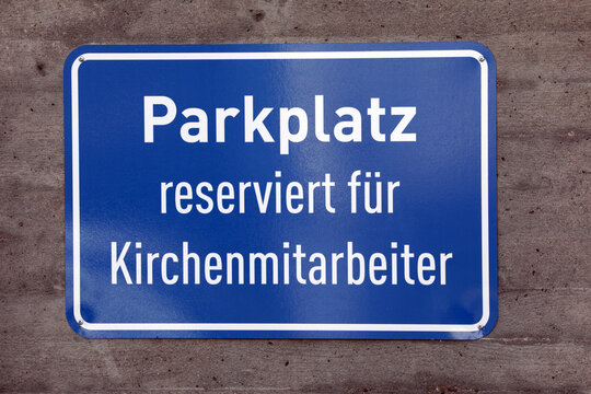 schild parkplatz reserviert für kirchenmitarbeiter