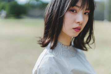 自然の中を散策する女性