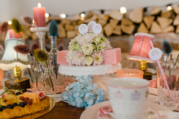 Blumengesteck. Bunt gedeckter Tisch mit pastellfarben zum Muttertag
