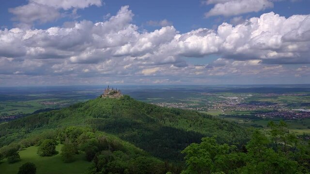 Burg Hohenzollern Zeitraffer vom Aussichtspunkt Zeller Horn, Schw&auml;bische Alb, Deutschland