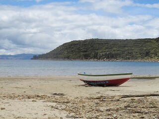 Fototapeta na wymiar Boot an der Küste der Isla del Sol