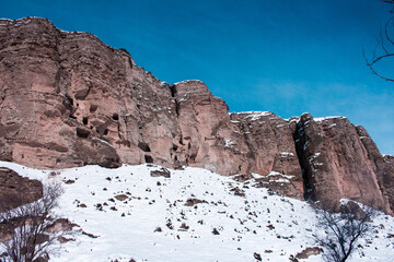 paisaje nevado de acantilado con cuevas