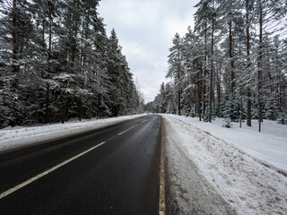 Obraz na płótnie Canvas road in the snow