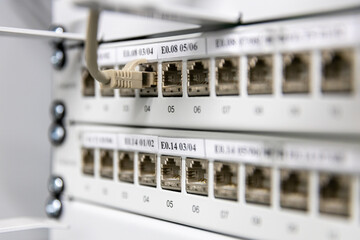 Computer data supply unit with multiple connections