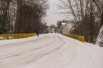 Zima w małym miasteczku. Ulica zasypana grubą warstwą śniegu.