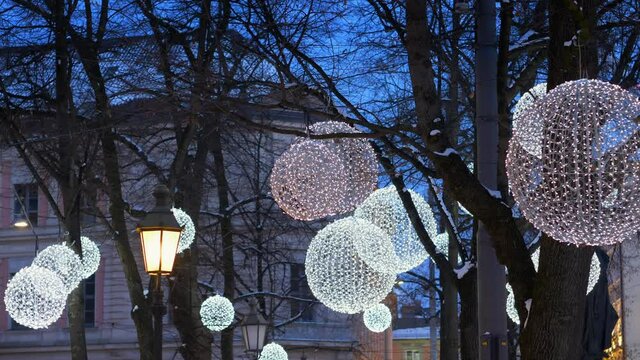 Weihnachtlich beleuchteter Promenadeplatz in München, Bayern, Deutschland