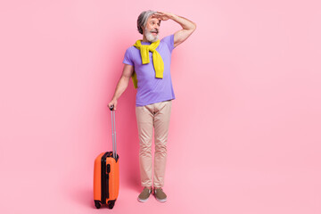 Photo of aged man happy smile baggage trip tourist vacation air fly look ahead sweater on shoulders isolated over pink color background