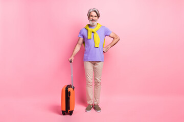 Photo of aged man happy smile baggage trip tourist travel vacation air fly sweater on shoulders isolated over pink color background