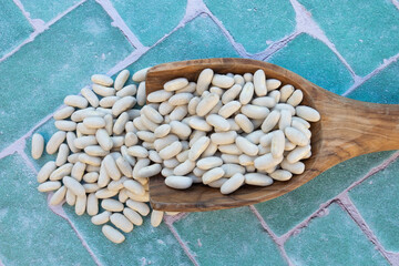 haricots blanc sec sur une table	