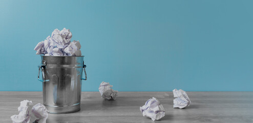 It is a trash box with the garbage of documents. ゴミ箱に捨てられた書類のゴミ