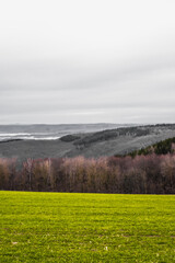 Obraz na płótnie Canvas Weitblick Landschaft Hunsrück, Blick auf ein nebliges Tal mit der Hochmoselbrücke