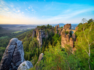 Ausblick auf die Basteibrücke und den Lilienstein im Morgenlicht, Nationalpark Sächsische...