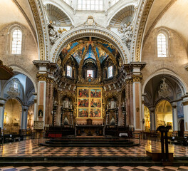 Fototapeta na wymiar interior view of the cathedral in Valencia showing the altar and nave
