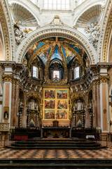 Fototapeta na wymiar interior view of the cathedral in Valencia showing the altar and nave