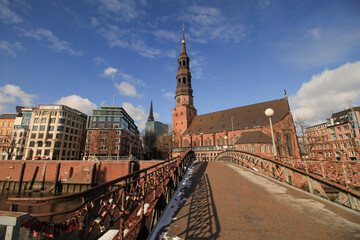 Hamburger Kleinod; St.-Katharinen-Kirche davor die Jungfernbrücke