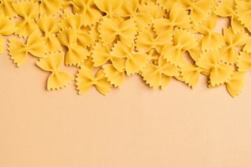 Obraz premium A pattern from the post of the type of bows (farfalle) on a beige background, a place for the text