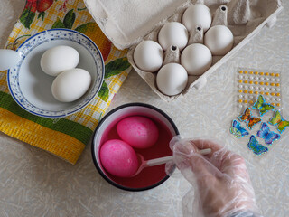 easter eggs, the process of coloring eggs at home
