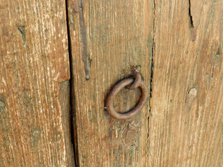Rusty knocker on door of abandoned house - Aldaba herrumbrosa en la puerta de una casa abandonada 