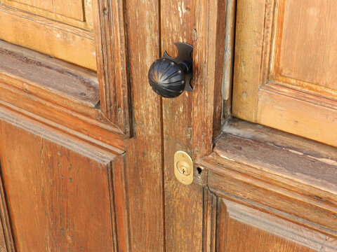 Old wooden door - Puerta antigua de madera