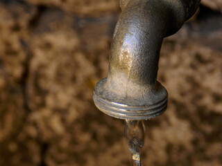 Old public water faucet  - Antiguo chorro de agua público