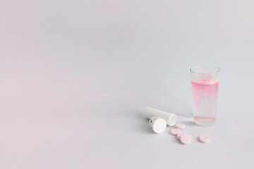 A glass of hot water and an antipyretic dissolving tablet in a glass.