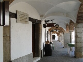 Soportales encalados para protegerse de la lluvia y el sol, en una aldea del sur de Espa&ntilde;a