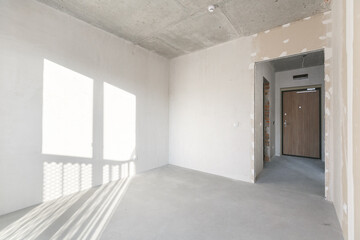 Fototapeta premium interior of the apartment without decoration in gray colors. rough finish