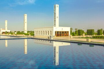 Obraz premium Abu Dhabi, United Arab Emirates - April 22, 2013: architecture of Grand Mosque reflected in a pool. Sheikh Zayed is the largest mosque in UAE, located between Musaffah Bridge and Maqta Bridge.