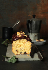 Nusskuchen (Kastenkuchen) mit Schokoladenglasur und Schokoladenchips