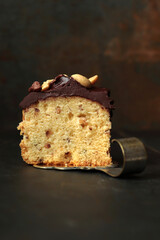 Nusskuchen (Kastenkuchen) mit Schokoladenglasur und Schokoladenchips