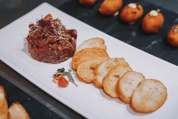 Tartar ruso de ternera  con tostadas crujientes