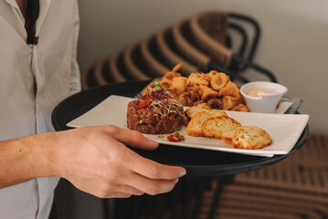 Tartar ruso de ternera  con tostadas crujientes