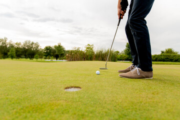 Obraz premium Young man playing golf